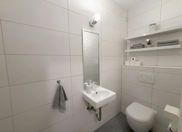 Gäste-WC (KI möbliert)