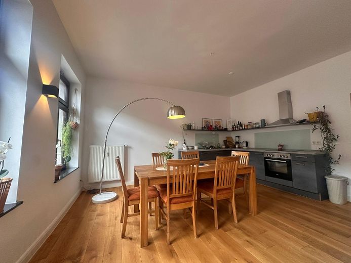 Esclusivo appartamento di 2 locali con carattere loft, arredato con materiali di alta qualità – posizione top nel centro storico di Colonia – Essbereich mit Küchenzeile