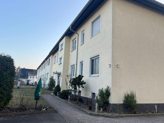 Ruhige 2-Zi.-Wohnung mit Balkon und Garten in Lichterfelde – sanierungsbedürftig – Außenansicht hinten / Eingang