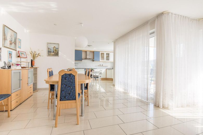 Appartamento di 4 locali senza provvigione a Lörrach-Hauingen – 131 m² vicino al nuovo Dreiland-Klinikum – Wohnbereich / Küch
