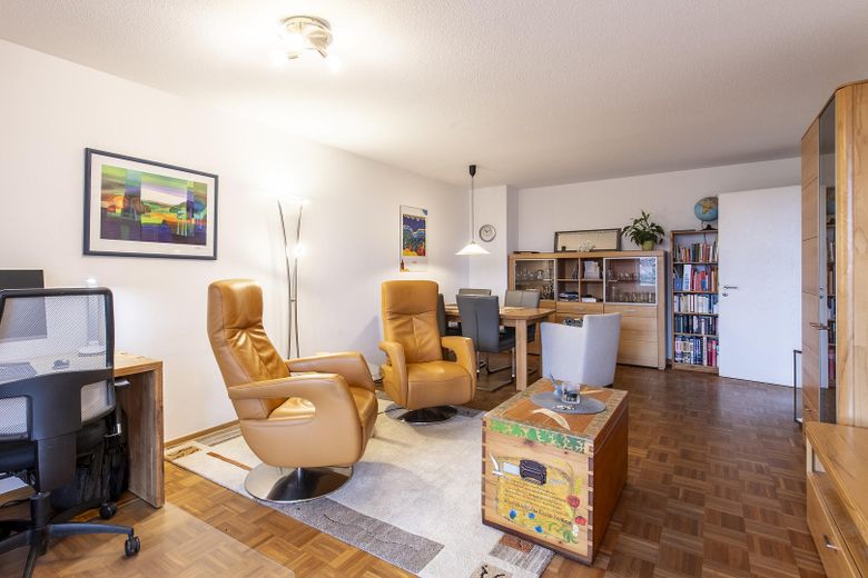 Schöne, helle 2-Zimmer-Wohnung mit Tageslichtbad und Balkon sowie Tiefgarage – Wohnzimmer