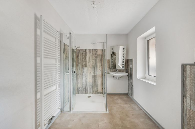 Großes Wohnhaus zur Nutzung als ZFH, Mehrparteivermietimmobilie oder Mehrgenerationenhaus – Bad im 1. OG mit gr. Dusche