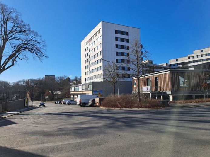 Gepflegte Bürofläche in Hof/Saale (ca. 89 m²) - 1. OG - Aufzug vorhanden - 3 Büroräume, 1 Archivraum, Teeküche – Foto 1