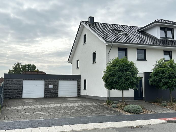 Haus mit Garagen und Auffahrt