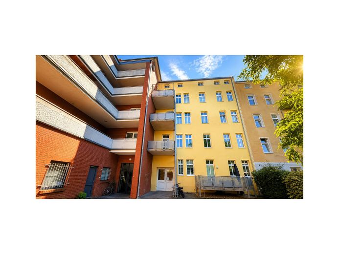 Historischer Charme trifft Wohnkomfort – 4-Zimmer-Altbauwohnung mit Balkon – Außenansicht Innenhof