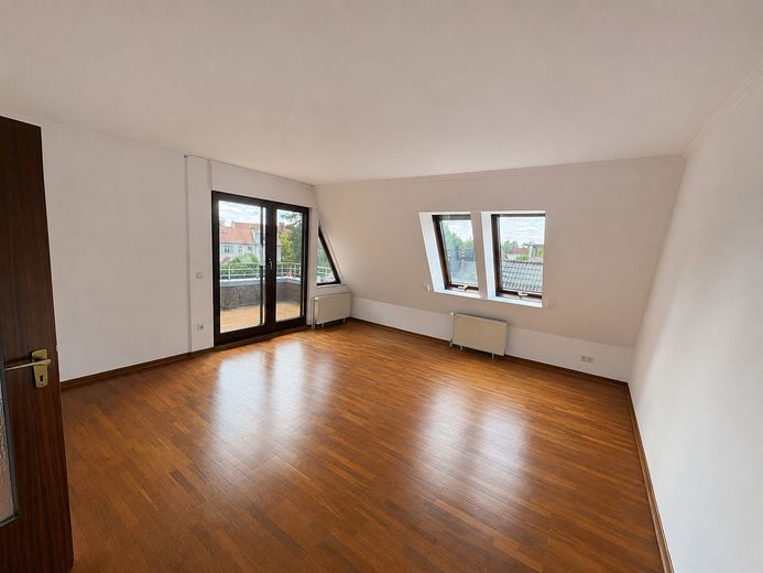 Großzügige lichtdurchflutete 4-Zi Wohnung mit EBK, Balkon und Dachterrasse – Zimmer 3