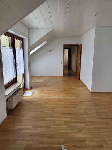 Schöne, großzügige DG-Wohnung in ruhiger Lage – Wohnzimmer 2