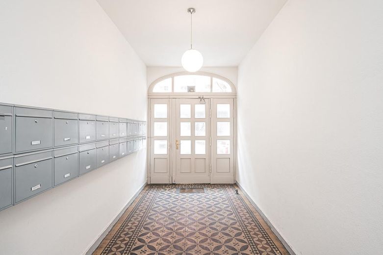 Großzügige Altbauwohnung mit Loggia | Bezugsfrei Ende 2026 – Treppenhaus