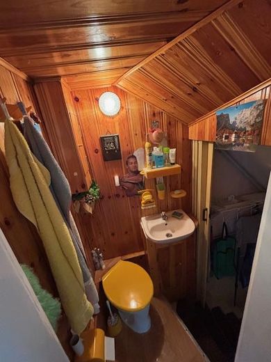 Reihenendhaus, unterkellert mit Nebengelass und Garten – Kellerabgang mit WC