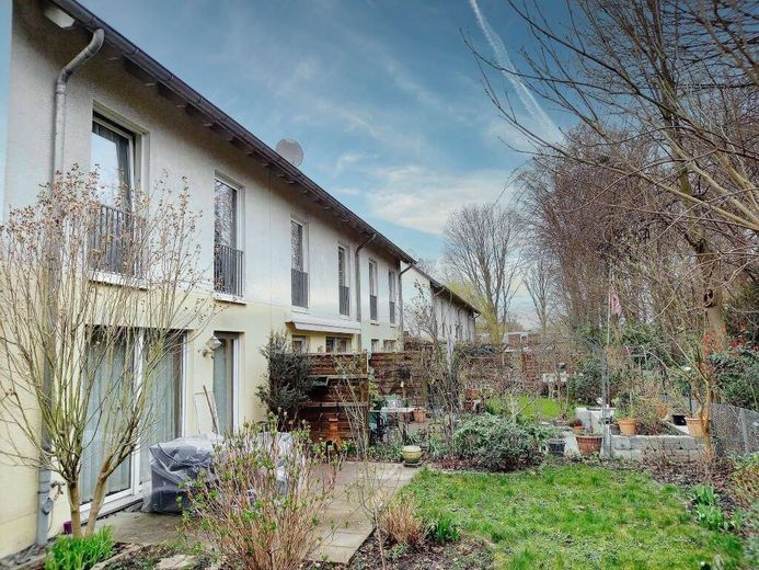 CITYHOUSE: Familienfreundliches Reiheneckhaus, TOP Lage mit Garten, Keller, Carport – Gartenansicht