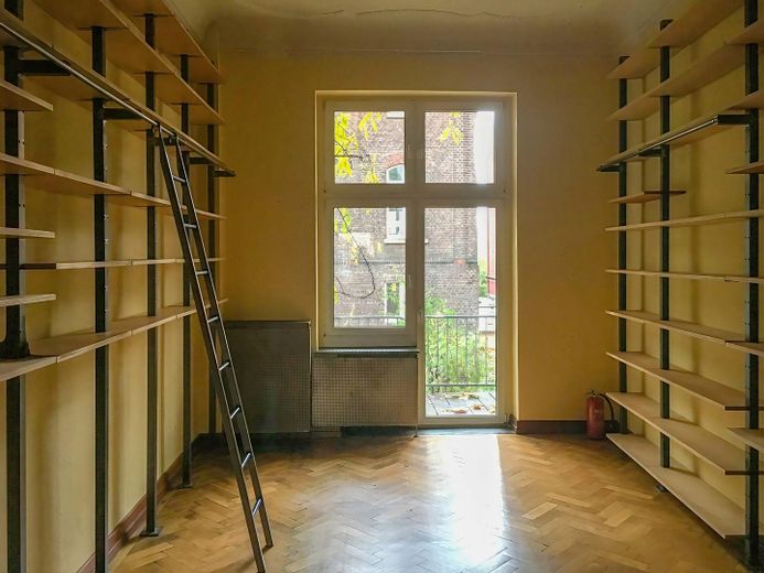 Düsseldorf'ta 2 balkonlu ve ankastre mutfaklı, özel ve hayranlık uyandıran 5 odalı eski bina dairesi – Bibliothek Regalsystem