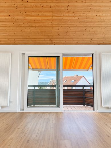 3 habitaciones, balcón y vistas al castillo: vivienda de alta calidad completamente renovada en Königstein – Ausblick zum Balkon