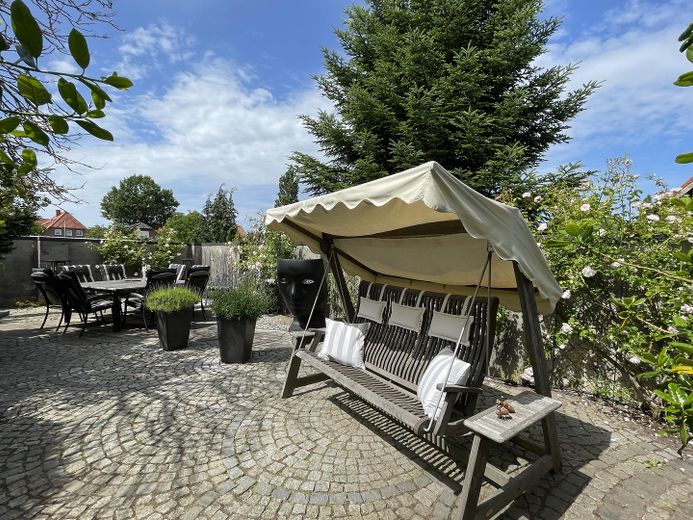 Bau- (Park-) Grundstück mit Tiny House, Carport, Terrassen – Große Design-Terrasse