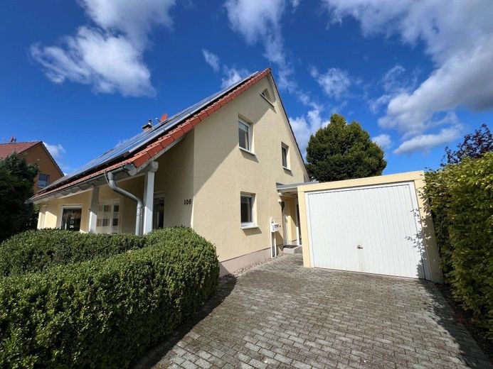 EXKLUSIVES EINFAMILIENHAUS IN RUHIGER UND GRÜNER LAGE VON BÜHLAU – Garage