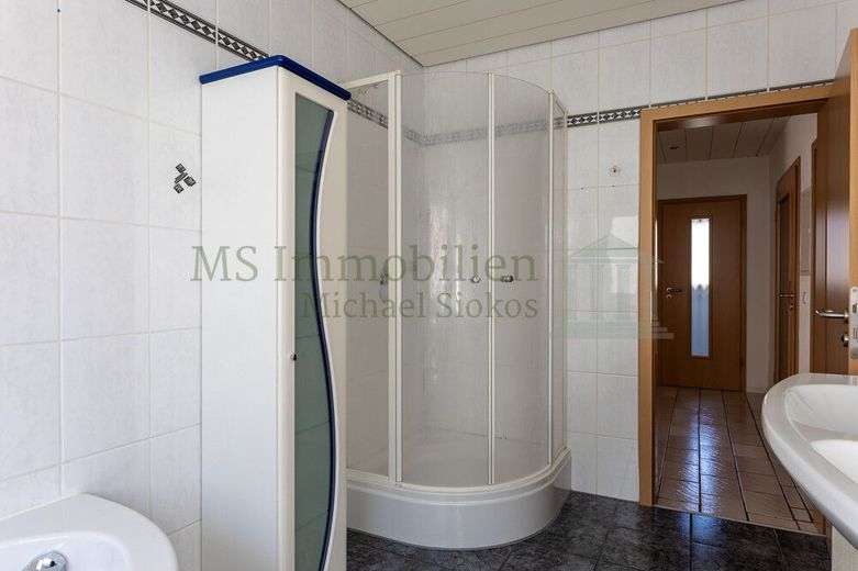 *** Charmante 4-Zimmer-Hochparterre-Wohnung mit Terrasse und Garten *** – Badezimmer Ansicht 2
