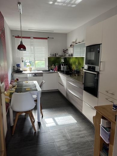 Nowoczesny solidny dom z 4 pokojami, basenem, wiatą na samochód i dużym ogrodem – Zdjęcie 12