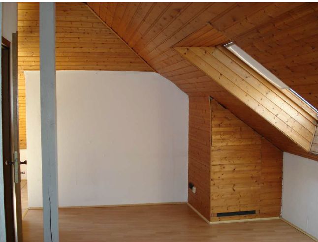 von Privat: Doppelhaushälfte mit Wintergarten, Kamin, Photovoltaik,… – 2 OG rechts