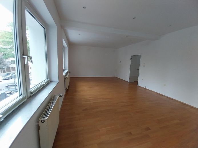 HSD-nah, provisionsfrei, bezugsfrei: 3-4 Z, 1.OG, Vollbad, Balkon, EBK – Wohnzimmer Bild 1