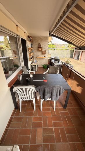 Klimatisiertes Raumwunder: Renovierte 4-Zimmer-Wohnung mit 2 Balkonen & 2 Garagen – Balkon groß 2/2