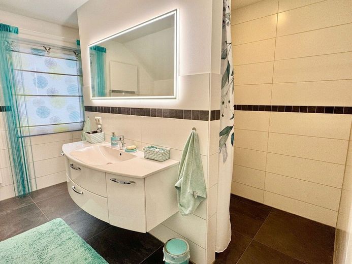 HORN IMMOBILIEN ++ RESERVIERT! Neustrelitz großes tolles Einfamilienhaus mit vielen Extras auf großem Grundstück – Hauptbad mit großer Dusche