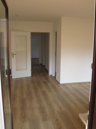 Zur Kapitalanlage! Inzell - zentrale, sonnige 2-Zimmer-Wohnung - provisionsfrei! – Wohnzimmer und Gang