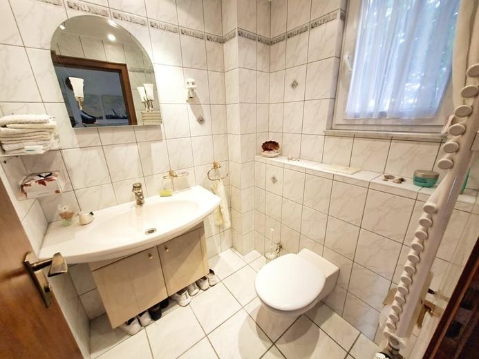 CITYHOUSE: Schöne, gepflegte Doppelhaushälfte, mit großem Garten, Kamin, Garage und Stellplatz – Gäste WC