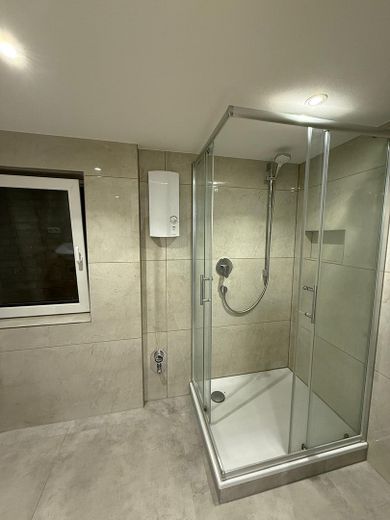 5-Room Maisonette Apartment Across Three Living Levels – Fully Renovated, with Fitted Kitchen & 2 Bathrooms – Badezimmer 1.Etage