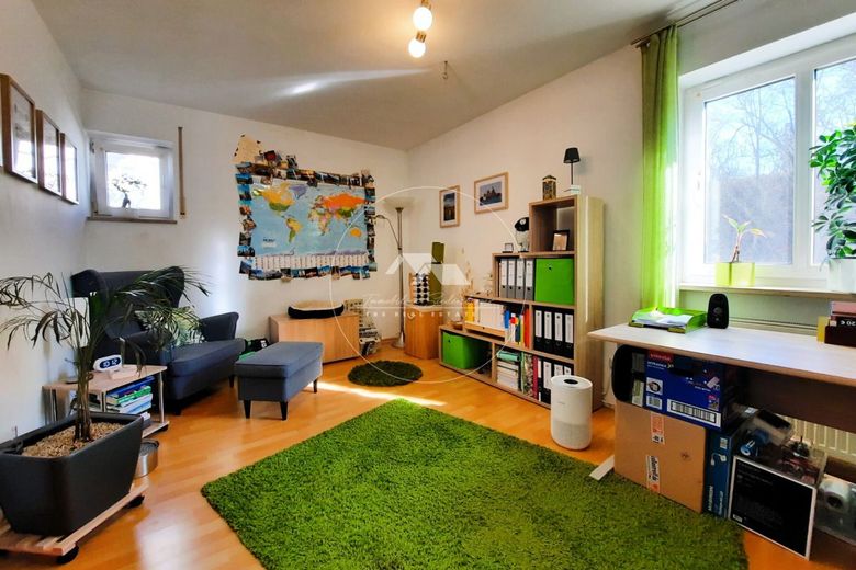Curato appartamento al piano terra con terrazza, cucina componibile e posto auto – Arbeitszimmer