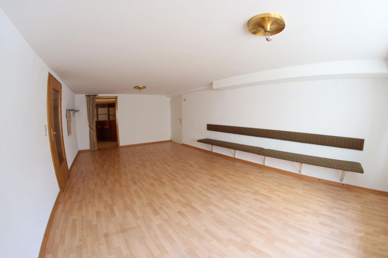 Idealny na czas emerytury: parterowy, wolnostojący dom jednorodzinny o powierzchni 100+90m² na działce o powierzchni 387 m² (kupno) – KG: Partyraum