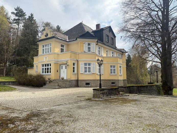 repräsentative Villa in Rehau für gewerbliche Anmietung - ca. 684 m² Gesamtnutzfläche - Grundstück ca. 3.300 m² - Praxis - Büro - Dienstleistung – फोटो 1