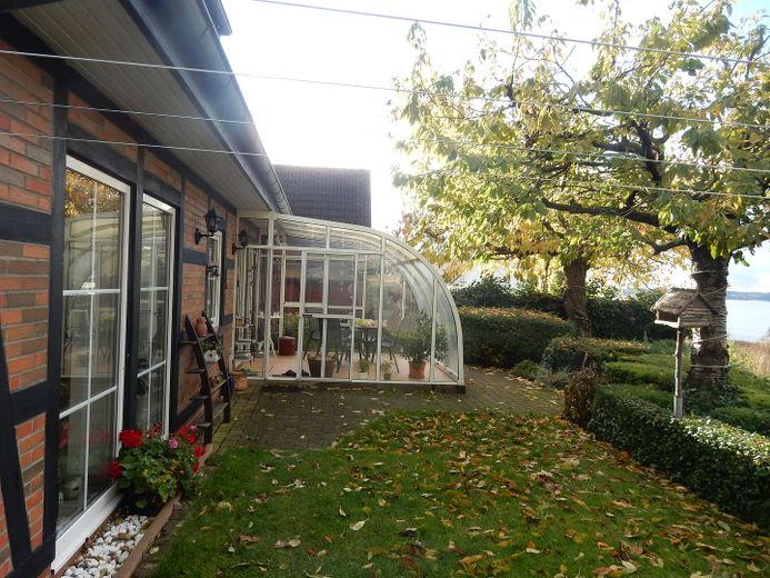 Idyllisches Haus am See mit Bootsanleger – Terrasse mit Wintergarten