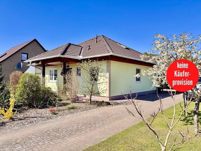 HORN IMMOBILIEN + Einfamilienhaus mit Einbauküche, Doppelgarage und Keller in Krugsdorf bei Pasewalk – Einfamilienhaus in Krugsdorf