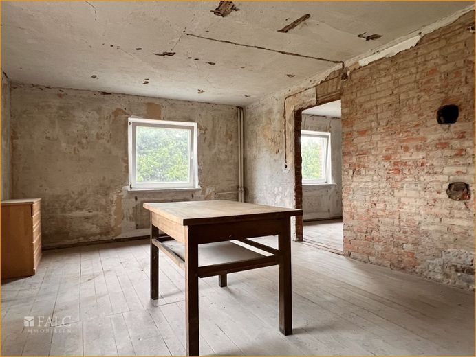 ***Zweifamilienhaus in ruhiger Ortslage*** – Aubauzimmer