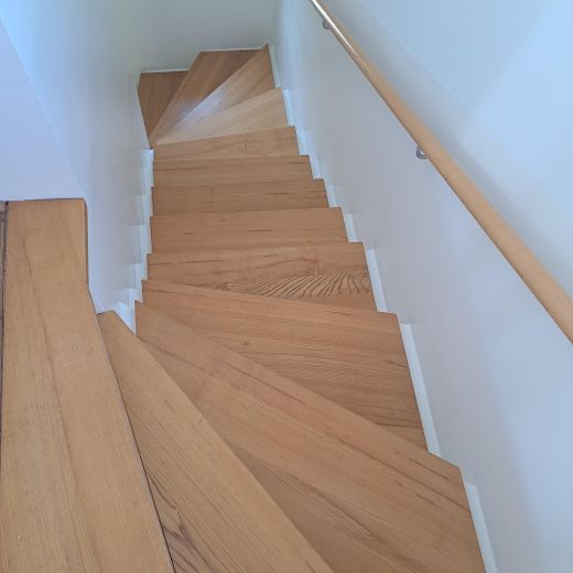 Elegante Holztreppe ins OG