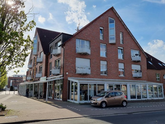 Luminoso apartamento de 3 habitaciones en el ático, 90 m², balcón, ascensor y cocina equipada – Spelle-Mitte, disponible a partir de octubre – Hausansicht Markelo-Platz 7