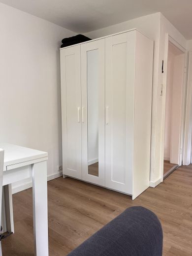 Gemütliche möblierte Wohnung mit Blick ins Grüne – Wohnzimmer Stauraum
