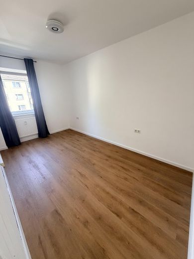 Erstbezug nach Sanierung: Helle 3-Zimmer-Wohnung mit Stellplatz& Keller – sofort bezugsfrei – Schlafzimmer.1