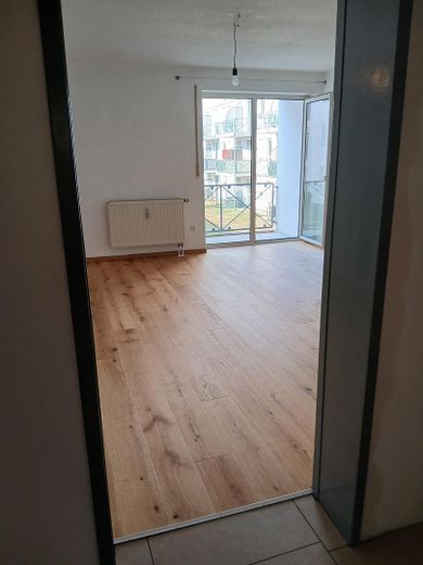 Affascinante bilocale con balcone e posto auto in autorimessa interrata — Regensburg-Galgenberg – Vorraum ins Wohnzimmer