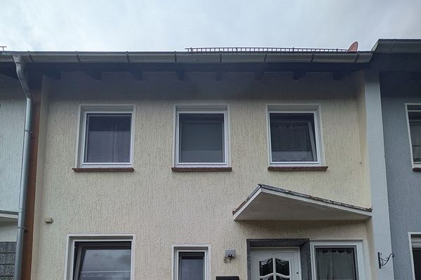 Einziehen und aufblühen: modernisiertes 5,5 Zimmer Reihenhaus mit Garten & Terrasse – provisionsfrei