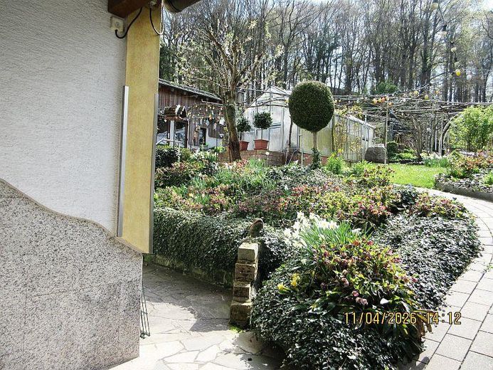 Belbe appartement calme de 2,5 pièces ZKBGWDM au 2e étage, avec garantie du prix du loyer, petit balcon dans un emplacement privilégié, – Blick zum Garten und Wald