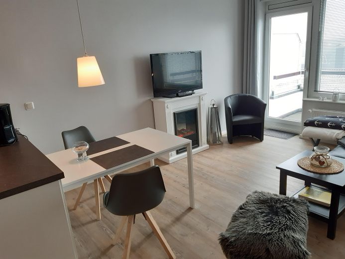 ##Reserviert## Sonnige 2-Zimmer Ferienwohnung mit Meerblick – Wohnzimmer