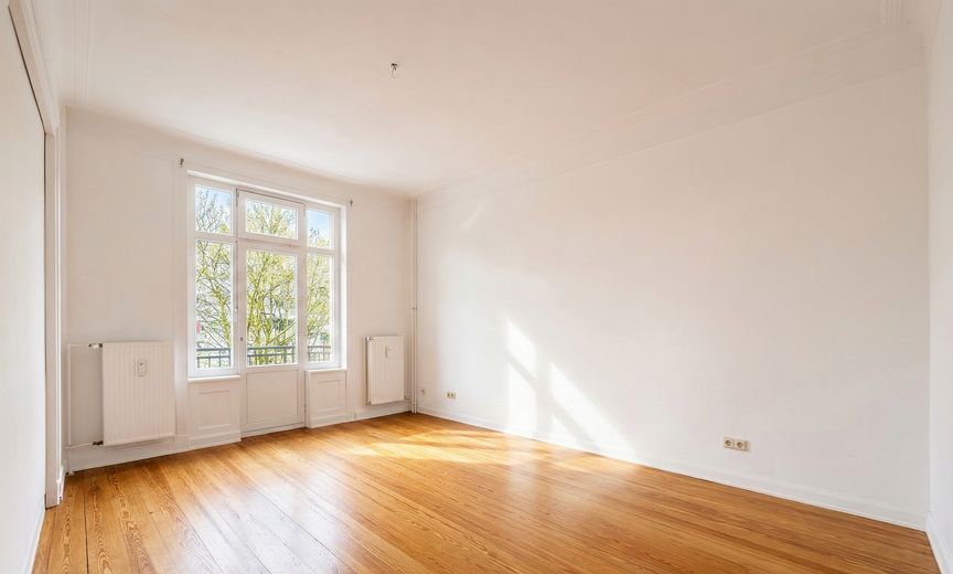 3 pok. mieszkanie w starej zabudowie Eimsbüttel, zmodernizowane, wysokie sufity, drewniane deski, sztukaterie, ok. 70 m², wolne/gotowe do zamieszkania – Wohnzimmer mit Balkon