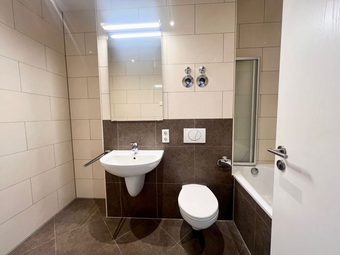 PROVISIONSFREI - BEZUGSFREIE 2-RAUMWOHNUNG MIT EINBAUKÜCHE – Badezimmer
