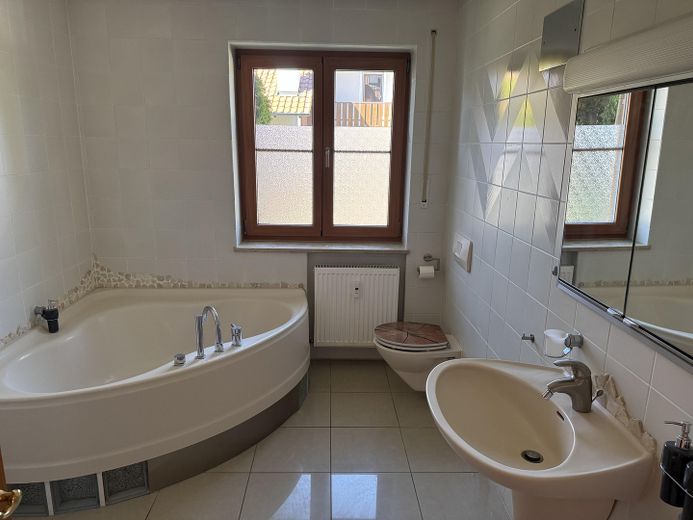 Gartenwohnung mit überdachter Terrasse und 5 Zimmern – Bad