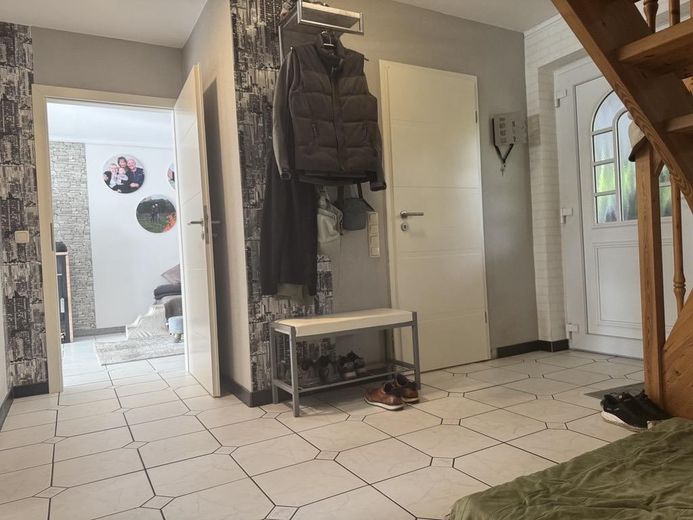 Modernisiertes Einfamilienhaus in ruhiger Sackgassenlage mit Kamin, PV-Anlage und großem Grundstück – Flur