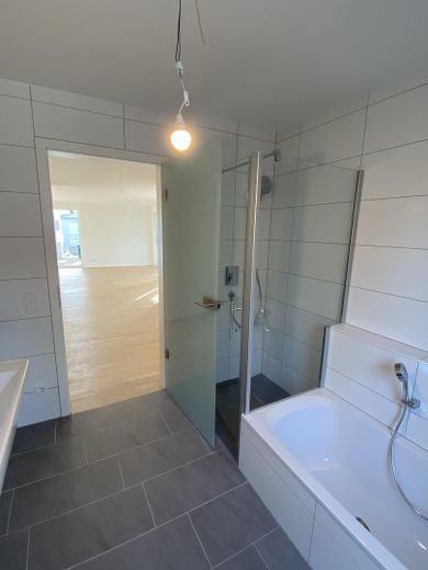 GD Lindach में एक्सक्लूसिव निवास: 3,5 कमरे और बालकनी – Badezimmer mit Wanne