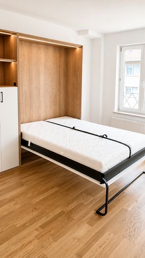 First occupancy after modernization: Partially furnished 1-room apartment in Munich-Sendling – ausgeklapptes Bett