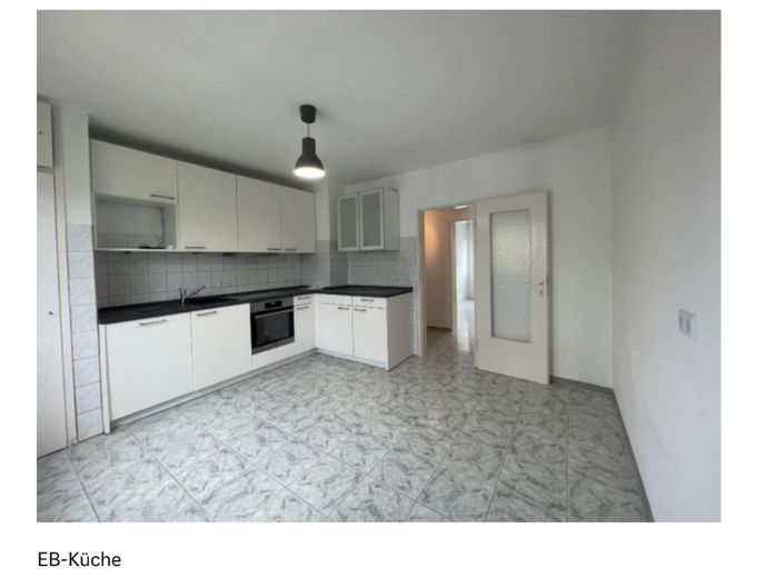 Helle 2-Zimmer-Wohnung mit Einbauküche nahe Europaviertel – Küche
