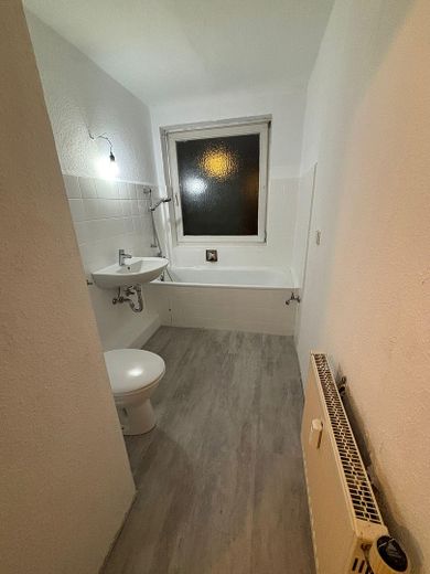 Faktor 16,67 - Dach des MFHs neu - Wohnung renoviert - seltene Chance! – Badezimmer