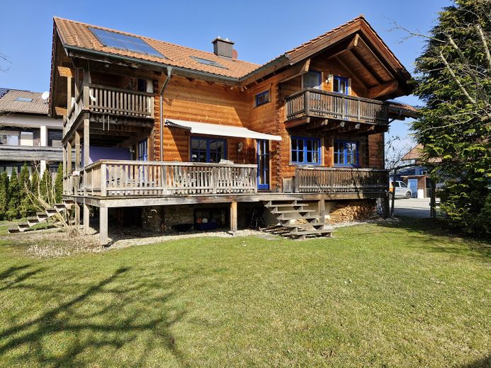 Ökol. Blockhaus in Bernau am Chiemsee – Zuhause auf Zeit für bis zu 5 Jahre, mit eigenem Garten – Aussenansicht Garten